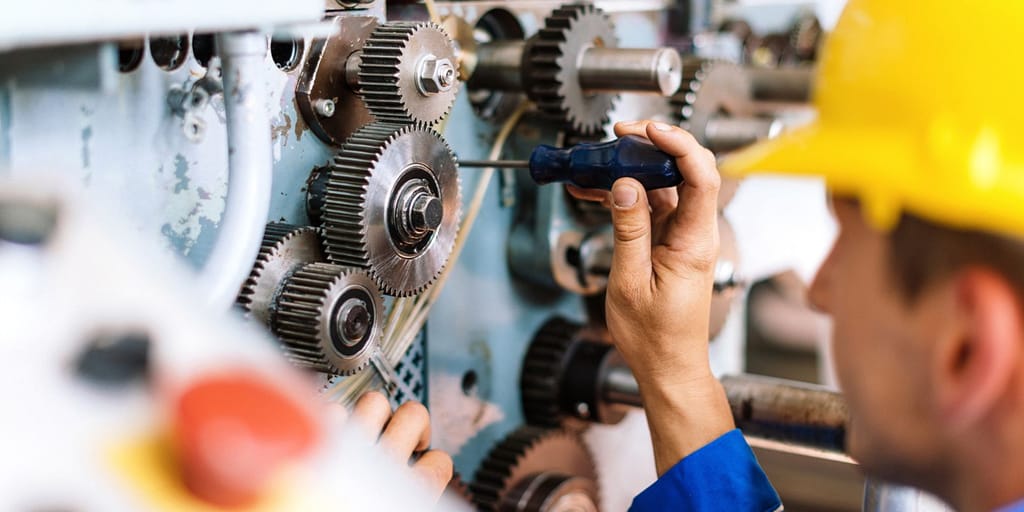 Técnico realizando mantenimiento a engranajes